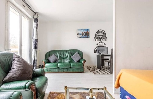 Seine-et-Marne Apartment | Exclusive studio with an office, balcony, Wi-Fi & free parking spot