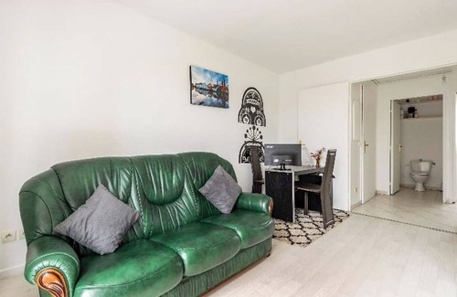 Seine-et-Marne Apartment | Exclusive studio with an office, balcony, Wi-Fi & free parking spot