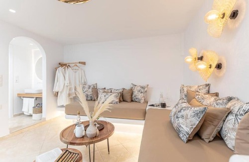 Plaka Apartment | Executive Jacuzzi Suite Garden View