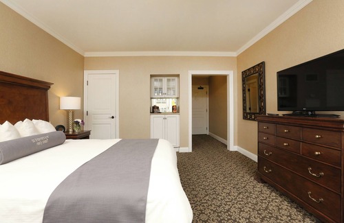 Rochester Hotel | Experience a Romantic Elegant Escape in Historical Rochester!