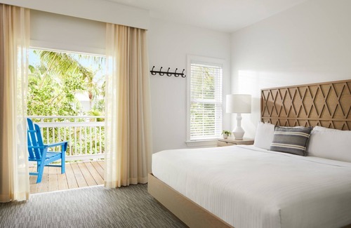 Key West Hotel | Experience Key West w/Poolside Bar, Private Terraces & Free Shuttle Service!