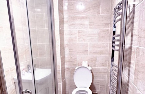 Everton Other | Experience the Best of Liverpool in Style with our Spacious 6 Bed in L5