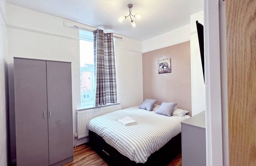 Everton Other | Experience the Best of Liverpool in Style with our Spacious 6 Bed in L5