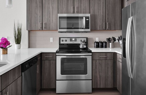 Deerwood Apartment | Experience tranquility and convenience at our delightful suburban retreat in Jacksonville