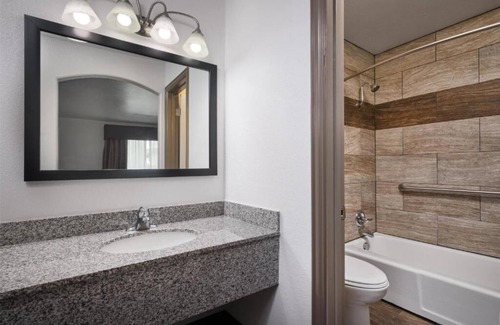 Greater South River City Hotel | Explore Austin’s Attractions Easily w/a Quiet Travis Heights Room Stay