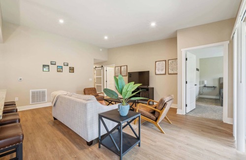Acme Condo | Explore Traverse City! Pet-Friendly Condo Getaway