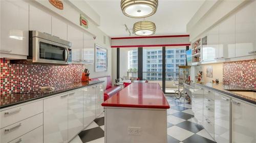 Sarasota Apartment | Exquisite Gulf-Front Residence in Longboat Key