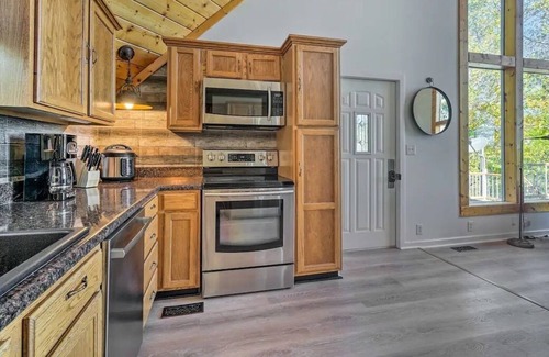 Sevierville Ski Chalet | Exquisite Hilltop Chalet with a Cozy Hot tub and Game Room