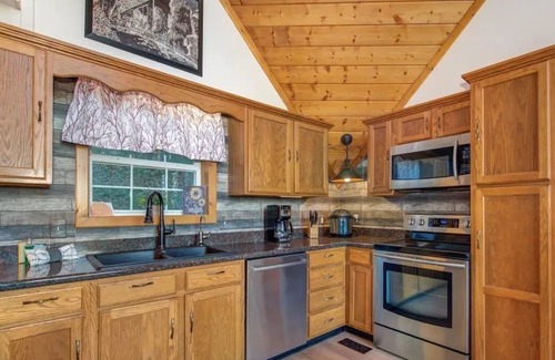 Sevierville Ski Chalet | Exquisite Hilltop Chalet with a Cozy Hot tub and Game Room