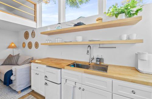 Johnston Terrace Apartment | Extended Stay Haven Top Notch Deck with Greenbelt Views