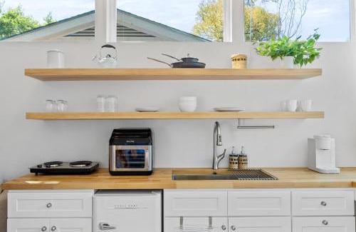 Johnston Terrace Apartment | Extended Stay Haven Top Notch Deck with Greenbelt Views