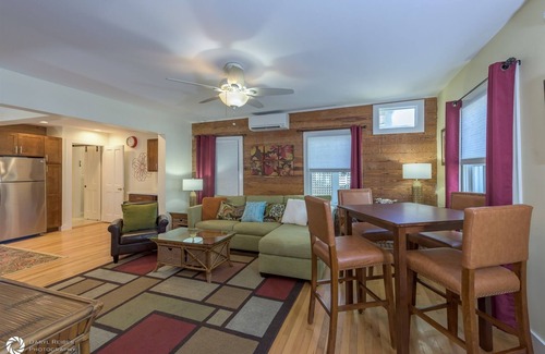 Downtown Cottage | Eyebrow Suite - 2bd/1.5ba Suite off Duval