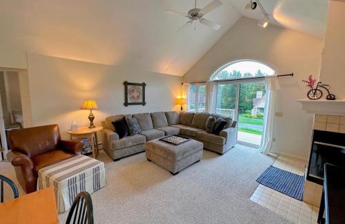 Bretton Woods House | F14 Bretton Woods Condo along golf course short walk from Omni Mount Washington Hotel