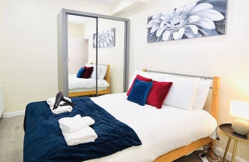 Redbridge Apartment | F3- 690 Cranbrook Rd · Stunning Apt | Free Parking | Private Garden