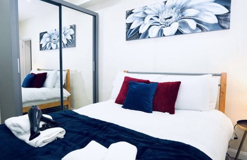 Redbridge Apartment | F3- 690 Cranbrook Rd · Stunning Apt | Free Parking | Private Garden