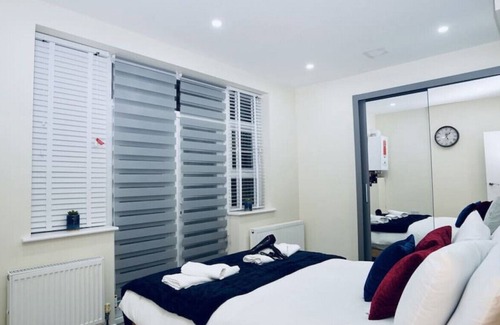 Redbridge Apartment | F3- 690 Cranbrook Rd · Stunning Apt | Free Parking | Private Garden