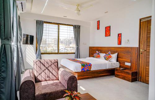 Thergaon Hotel | FabExpress Crystal Inn - Nr Suvarndeep Chowk