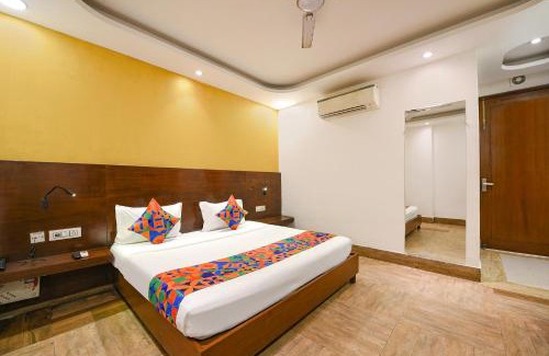 Delhi Hotel | FabExpress Under Bridge - Near Nizamuddin Railway Station