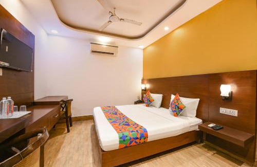 Delhi Hotel | FabExpress Under Bridge - Near Nizamuddin Railway Station