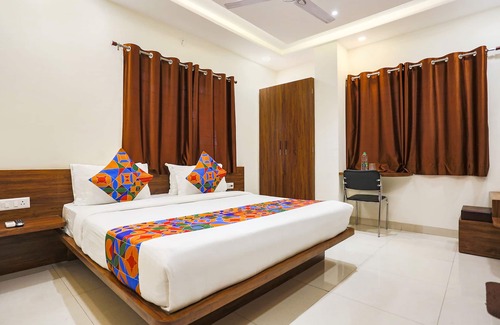 Rau Hotel | Fabhotel Balaji Paradise