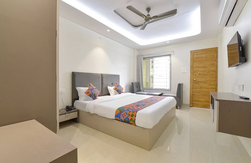 Rau Hotel | Fabhotel Synergy Stays