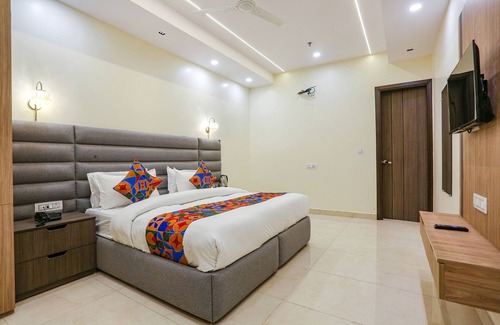 Mukherjee Nagar Hotel | Fabhotel Vishesh Villas