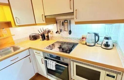 West End Condo | Fabulous City Centre 4-Bed Retreat
