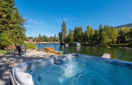 Sagle House | Fabulous Waterfront Home Ideal for Families and Friends