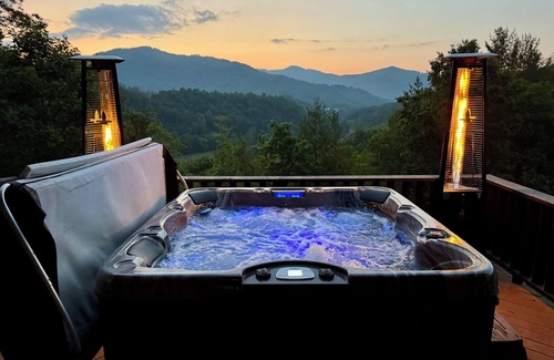Burnsville Cabin | Fainting Goats - Epic 270° Views - Luxe Mtn Escape!