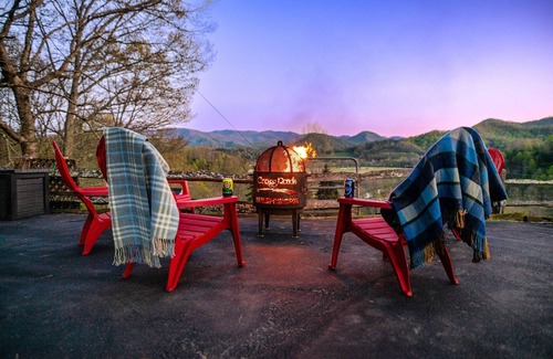 Burnsville Cabin | Fainting Goats - Epic 270° Views - Luxe Mtn Escape!