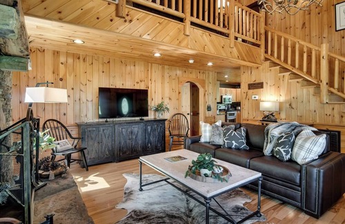 Sylva Cabin | 🌟Fall 25% Off New Hot Tub Mountain Views WCU 3 mi Sylva 5 mi Fire Pit Mtn Views Lg Screened Porch Swings Families Couples Smokeys Nat'l Park 23mi 🌟