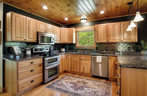Sylva Cabin | 🌟Fall 25% Off New Hot Tub Mountain Views WCU 3 mi Sylva 5 mi Fire Pit Mtn Views Lg Screened Porch Swings Families Couples Smokeys Nat'l Park 23mi 🌟