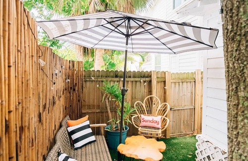 Historic Old Northeast Apartment | Fall Deals The Twisted Tulip, a curious stay