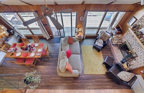 Lake Ariel Ski Chalet | FALL HIDEOUT COTTAGE+SPACIOUS 3BR+2 FIRE PITS+FIREPLACE+SMART TVs+BIKES+ KAYAKS