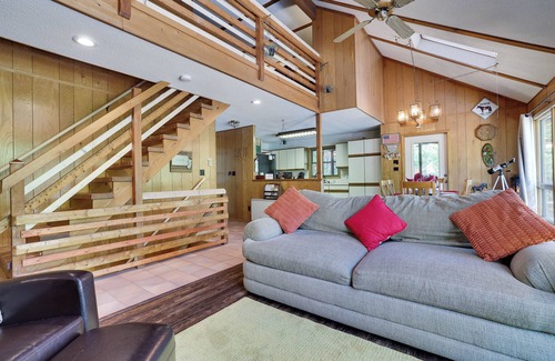 Lake Ariel Ski Chalet | FALL HIDEOUT COTTAGE+SPACIOUS 3BR+2 FIRE PITS+FIREPLACE+SMART TVs+BIKES+ KAYAKS