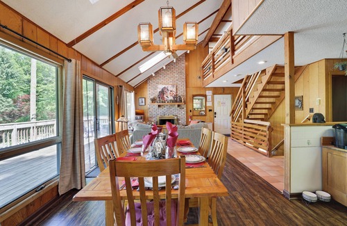Lake Ariel Ski Chalet | FALL HIDEOUT COTTAGE+SPACIOUS 3BR+2 FIRE PITS+FIREPLACE+SMART TVs+BIKES+ KAYAKS