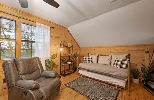 Broken Bow Cabin | 🍁 Fall specials! Updated Cabin 🪵 Creek 🏞 🔥 pit 🍁