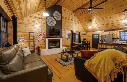 Broken Bow Cabin | 🍁 Fall specials! Updated Cabin 🪵 Creek 🏞 🔥 pit 🍁