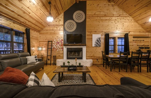 Broken Bow Cabin | 🍁 Fall specials! Updated Cabin 🪵 Creek 🏞 🔥 pit 🍁