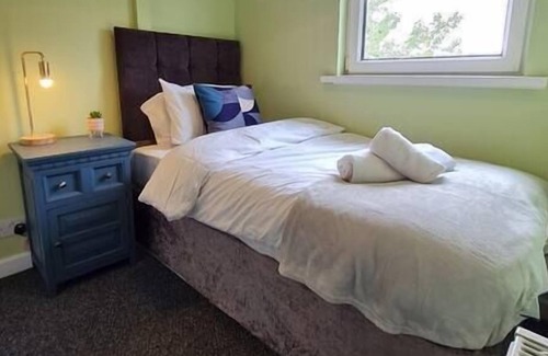 Merthyr Tydfil House | family 3 Bed house BPW, with private garden.