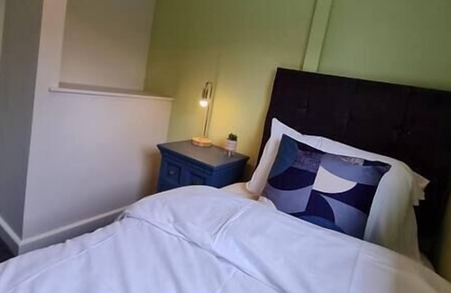 Merthyr Tydfil House | family 3 Bed house BPW, with private garden.