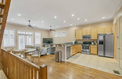 Crescent Beach House | Family Friendly Beach Home, 4 Bed 4 Bath, Sleeps 12! Walk to Beach! Pool! ๐บ๐ธ๐บ๐ธ๐บ๐ธ