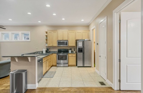 Crescent Beach House | Family Friendly Beach Home, 4 Bed 4 Bath, Sleeps 12! Walk to Beach! Pool! ๐บ๐ธ๐บ๐ธ๐บ๐ธ