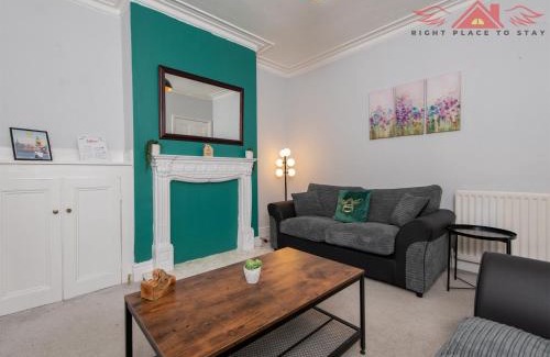 Darlington House | Family-Friendly 3-Bed Home in Central Location with Garden & Parking