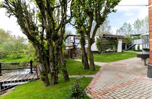 Kalkhorst Apartment | Family-Friendly Home with Garden