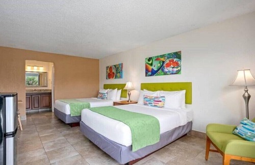 Historic Downtown Kissimmee Hotel | Family-friendly Room with 2 DBL Beds A Short Ride to Theme Parks