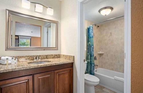 Historic Downtown Kissimmee Hotel | Family-friendly Room with 2 DBL Beds A Short Ride to Theme Parks