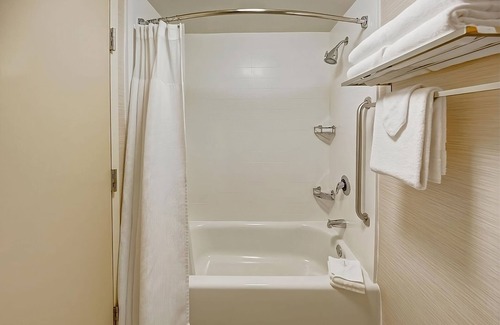 Florida Center Hotel | Family & Friends Getaway! 3 Spacious Units, Free Hot Breakfast, Free Parking!
