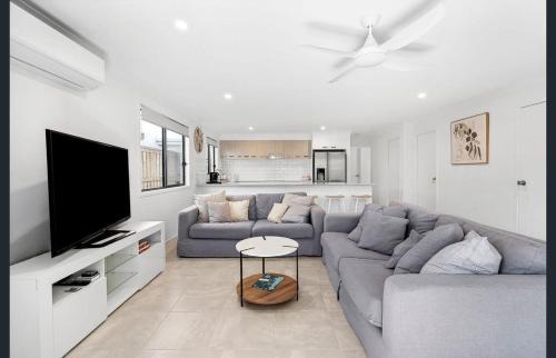 Palmview House | Family-Perfect Home Relax, Swim, Explore, Repeat!