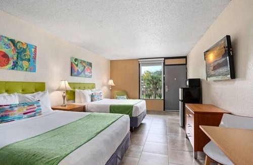 Historic Downtown Kissimmee Hotel | Family Vacation Room with 2 DBL Beds Near Must-see Attractions
